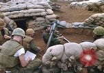 Standbild US-Marines graben Vietnam Khe Sanh, 1968, aus Sekunde 38 historischem Filmmaterial Videoclip 65675022556