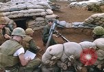 Standbild US-Marines graben Vietnam Khe Sanh, 1968, aus Sekunde 39 historischem Filmmaterial Videoclip 65675022556