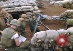 Standbild US-Marines graben Vietnam Khe Sanh, 1968, aus Sekunde 40 historischem Filmmaterial Videoclip 65675022556