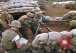 Standbild US-Marines graben Vietnam Khe Sanh, 1968, aus Sekunde 41 historischem Filmmaterial Videoclip 65675022556