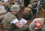 Standbild US-Marines graben Vietnam Khe Sanh, 1968, aus Sekunde 42 historischem Filmmaterial Videoclip 65675022556
