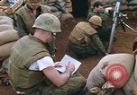 Standbild US-Marines graben Vietnam Khe Sanh, 1968, aus Sekunde 44 historischem Filmmaterial Videoclip 65675022556
