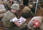 Standbild US-Marines graben Vietnam Khe Sanh, 1968, aus Sekunde 45 historischem Filmmaterial Videoclip 65675022556