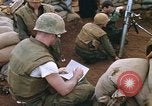 Standbild US-Marines graben Vietnam Khe Sanh, 1968, aus Sekunde 46 historischem Filmmaterial Videoclip 65675022556