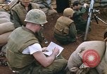 Standbild US-Marines graben Vietnam Khe Sanh, 1968, aus Sekunde 47 historischem Filmmaterial Videoclip 65675022556