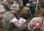 Standbild US-Marines graben Vietnam Khe Sanh, 1968, aus Sekunde 48 historischem Filmmaterial Videoclip 65675022556