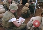 Standbild US-Marines graben Vietnam Khe Sanh, 1968, aus Sekunde 49 historischem Filmmaterial Videoclip 65675022556