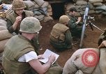 Standbild US-Marines graben Vietnam Khe Sanh, 1968, aus Sekunde 50 historischem Filmmaterial Videoclip 65675022556