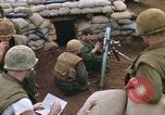 Standbild US-Marines graben Vietnam Khe Sanh, 1968, aus Sekunde 51 historischem Filmmaterial Videoclip 65675022556