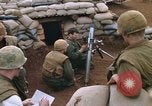 Standbild US-Marines graben Vietnam Khe Sanh, 1968, aus Sekunde 52 historischem Filmmaterial Videoclip 65675022556