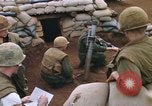 Standbild US-Marines graben Vietnam Khe Sanh, 1968, aus Sekunde 53 historischem Filmmaterial Videoclip 65675022556