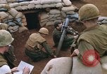 Standbild US-Marines graben Vietnam Khe Sanh, 1968, aus Sekunde 54 historischem Filmmaterial Videoclip 65675022556