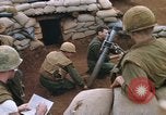 Standbild US-Marines graben Vietnam Khe Sanh, 1968, aus Sekunde 55 historischem Filmmaterial Videoclip 65675022556