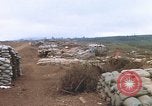Standbild US-Marines graben Vietnam Khe Sanh, 1968, aus Sekunde 58 historischem Filmmaterial Videoclip 65675022556