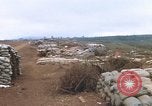 Standbild US-Marines graben Vietnam Khe Sanh, 1968, aus Sekunde 59 historischem Filmmaterial Videoclip 65675022556