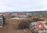 Standbild US-Marines graben Vietnam Khe Sanh, 1968, aus Sekunde 61 historischem Filmmaterial Videoclip 65675022556