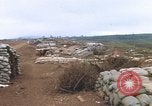 Standbild US-Marines graben Vietnam Khe Sanh, 1968, aus Sekunde 62 historischem Filmmaterial Videoclip 65675022556