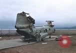Standbild Vereinigten Staaten Marines Bergung Teile aus einem Hubschrauber Vietnam, 1968, aus Sekunde 3 historischem Filmmaterial Videoclip 65675022557
