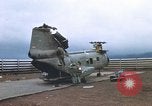 Standbild Vereinigten Staaten Marines Bergung Teile aus einem Hubschrauber Vietnam, 1968, aus Sekunde 4 historischem Filmmaterial Videoclip 65675022557