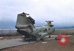 Standbild Vereinigten Staaten Marines Bergung Teile aus einem Hubschrauber Vietnam, 1968, aus Sekunde 5 historischem Filmmaterial Videoclip 65675022557