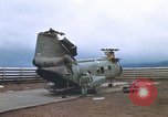 Standbild Vereinigten Staaten Marines Bergung Teile aus einem Hubschrauber Vietnam, 1968, aus Sekunde 6 historischem Filmmaterial Videoclip 65675022557