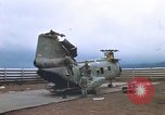 Standbild Vereinigten Staaten Marines Bergung Teile aus einem Hubschrauber Vietnam, 1968, aus Sekunde 7 historischem Filmmaterial Videoclip 65675022557