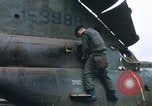 Standbild Vereinigten Staaten Marines Bergung Teile aus einem Hubschrauber Vietnam, 1968, aus Sekunde 10 historischem Filmmaterial Videoclip 65675022557