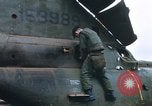 Standbild Vereinigten Staaten Marines Bergung Teile aus einem Hubschrauber Vietnam, 1968, aus Sekunde 11 historischem Filmmaterial Videoclip 65675022557