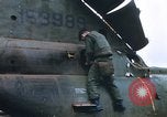 Standbild Vereinigten Staaten Marines Bergung Teile aus einem Hubschrauber Vietnam, 1968, aus Sekunde 12 historischem Filmmaterial Videoclip 65675022557