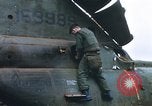 Standbild Vereinigten Staaten Marines Bergung Teile aus einem Hubschrauber Vietnam, 1968, aus Sekunde 13 historischem Filmmaterial Videoclip 65675022557