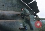 Standbild Vereinigten Staaten Marines Bergung Teile aus einem Hubschrauber Vietnam, 1968, aus Sekunde 14 historischem Filmmaterial Videoclip 65675022557