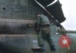 Standbild Vereinigten Staaten Marines Bergung Teile aus einem Hubschrauber Vietnam, 1968, aus Sekunde 16 historischem Filmmaterial Videoclip 65675022557