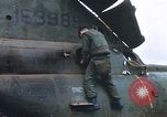 Standbild Vereinigten Staaten Marines Bergung Teile aus einem Hubschrauber Vietnam, 1968, aus Sekunde 17 historischem Filmmaterial Videoclip 65675022557