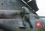 Standbild Vereinigten Staaten Marines Bergung Teile aus einem Hubschrauber Vietnam, 1968, aus Sekunde 19 historischem Filmmaterial Videoclip 65675022557