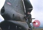 Standbild Vereinigten Staaten Marines Bergung Teile aus einem Hubschrauber Vietnam, 1968, aus Sekunde 20 historischem Filmmaterial Videoclip 65675022557