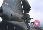 Standbild Vereinigten Staaten Marines Bergung Teile aus einem Hubschrauber Vietnam, 1968, aus Sekunde 22 historischem Filmmaterial Videoclip 65675022557