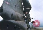 Standbild Vereinigten Staaten Marines Bergung Teile aus einem Hubschrauber Vietnam, 1968, aus Sekunde 23 historischem Filmmaterial Videoclip 65675022557