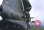 Standbild Vereinigten Staaten Marines Bergung Teile aus einem Hubschrauber Vietnam, 1968, aus Sekunde 24 historischem Filmmaterial Videoclip 65675022557