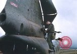 Standbild Vereinigten Staaten Marines Bergung Teile aus einem Hubschrauber Vietnam, 1968, aus Sekunde 26 historischem Filmmaterial Videoclip 65675022557