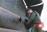 Standbild Vereinigten Staaten Marines Bergung Teile aus einem Hubschrauber Vietnam, 1968, aus Sekunde 27 historischem Filmmaterial Videoclip 65675022557