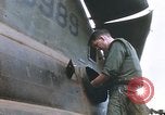 Standbild Vereinigten Staaten Marines Bergung Teile aus einem Hubschrauber Vietnam, 1968, aus Sekunde 28 historischem Filmmaterial Videoclip 65675022557