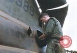 Standbild Vereinigten Staaten Marines Bergung Teile aus einem Hubschrauber Vietnam, 1968, aus Sekunde 29 historischem Filmmaterial Videoclip 65675022557