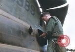 Standbild Vereinigten Staaten Marines Bergung Teile aus einem Hubschrauber Vietnam, 1968, aus Sekunde 30 historischem Filmmaterial Videoclip 65675022557