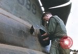 Standbild Vereinigten Staaten Marines Bergung Teile aus einem Hubschrauber Vietnam, 1968, aus Sekunde 31 historischem Filmmaterial Videoclip 65675022557