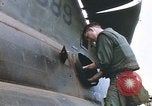 Standbild Vereinigten Staaten Marines Bergung Teile aus einem Hubschrauber Vietnam, 1968, aus Sekunde 32 historischem Filmmaterial Videoclip 65675022557