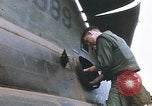 Standbild Vereinigten Staaten Marines Bergung Teile aus einem Hubschrauber Vietnam, 1968, aus Sekunde 33 historischem Filmmaterial Videoclip 65675022557