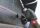 Standbild Vereinigten Staaten Marines Bergung Teile aus einem Hubschrauber Vietnam, 1968, aus Sekunde 34 historischem Filmmaterial Videoclip 65675022557