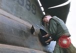 Standbild Vereinigten Staaten Marines Bergung Teile aus einem Hubschrauber Vietnam, 1968, aus Sekunde 35 historischem Filmmaterial Videoclip 65675022557