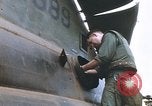 Standbild Vereinigten Staaten Marines Bergung Teile aus einem Hubschrauber Vietnam, 1968, aus Sekunde 36 historischem Filmmaterial Videoclip 65675022557