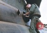 Standbild Vereinigten Staaten Marines Bergung Teile aus einem Hubschrauber Vietnam, 1968, aus Sekunde 37 historischem Filmmaterial Videoclip 65675022557